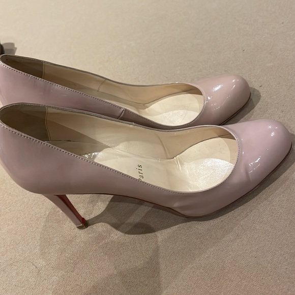 Christian Louboutin classic nude pump.  Size 38. Patent. - Picture 2 of 5
